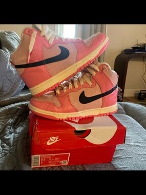 Nike Medium Soft Pink and Black Dunk High Box Label